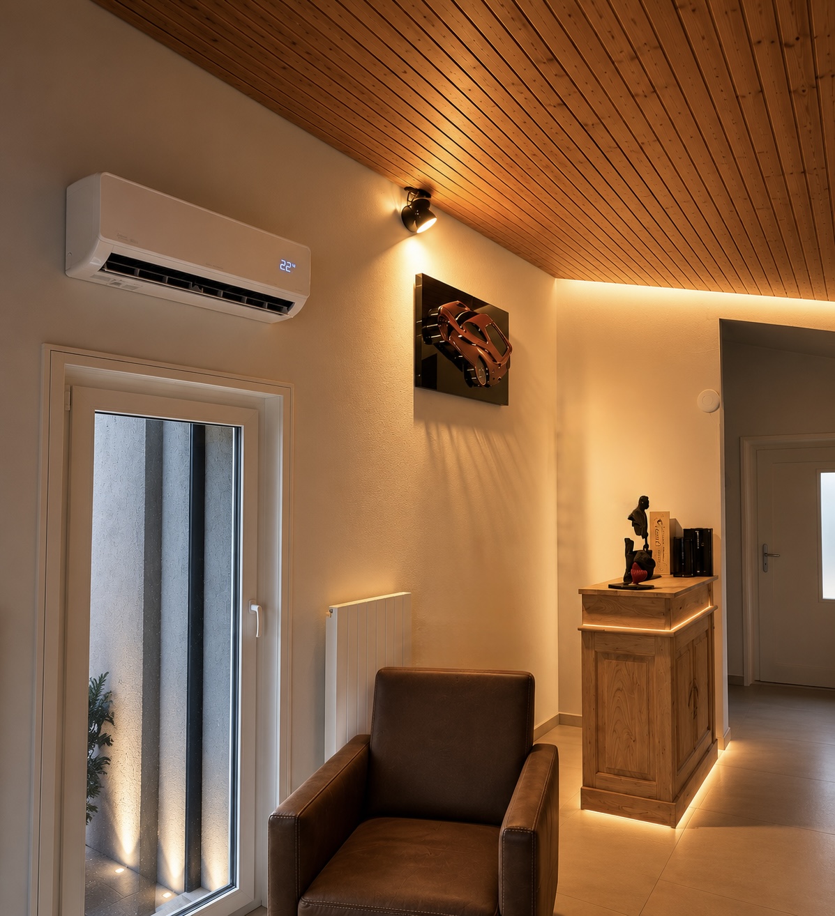 Salon contemporain lumineux équipé d'une climatisation murale discrète au-dessus du canapé